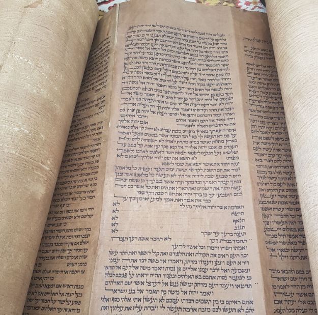 תמונה של ספר תורה עתיק ממרוקו