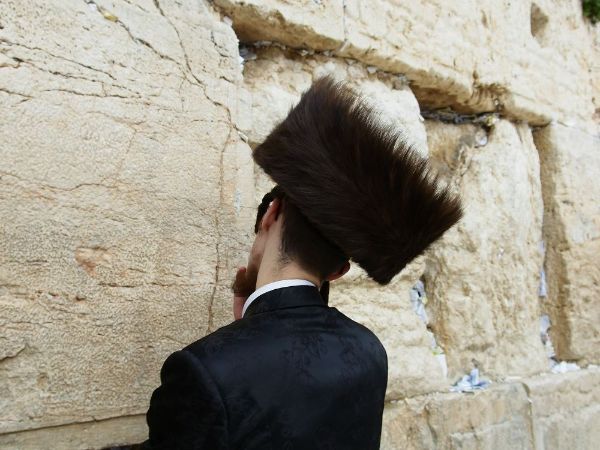 תמונה של יהודי מתפלל  בכותל המערבי