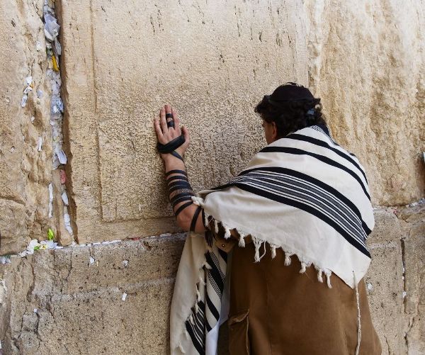 תמונה של יהודי מתפלל בכותל המערבי